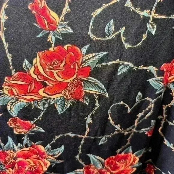 Lularoe XXS  red rose & thorn of hearts‎ Perfect T. NWT - Picture 3 of 7